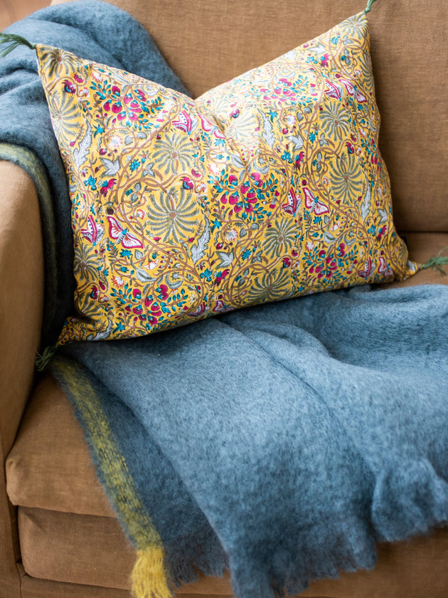 Housse de coussin Papilio jaune Curcuma sur un canapé 