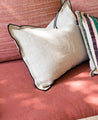 Housse de coussin Maya unie Bise ton blancs et creme avec bourdon noir au pourtour