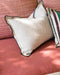 Housse de coussin Maya unie Bise ton blancs et creme avec bourdon noir au pourtour