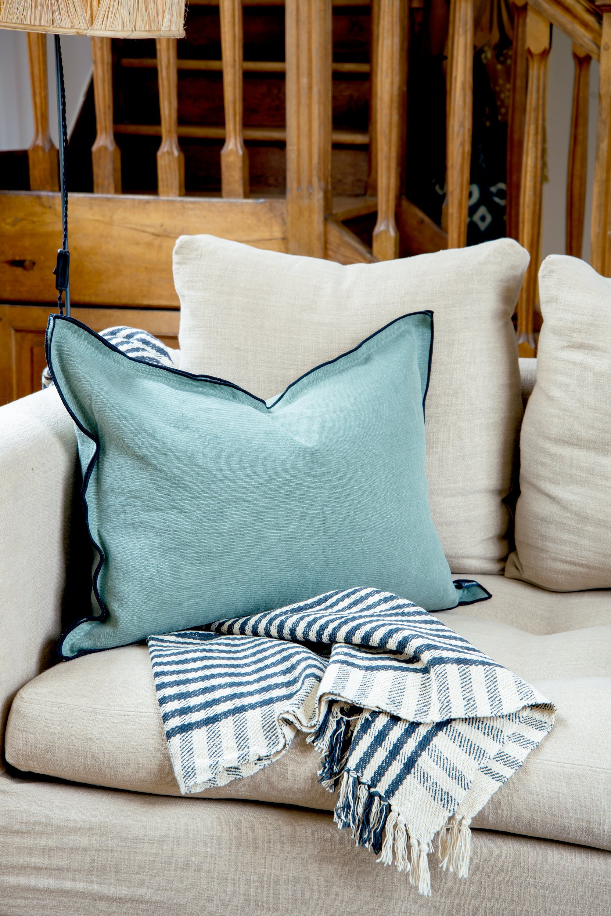 Housse de coussin Maya avec bourdon noir