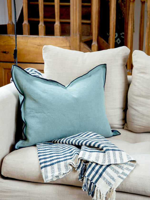 Housse de coussin Maya avec bourdon noir