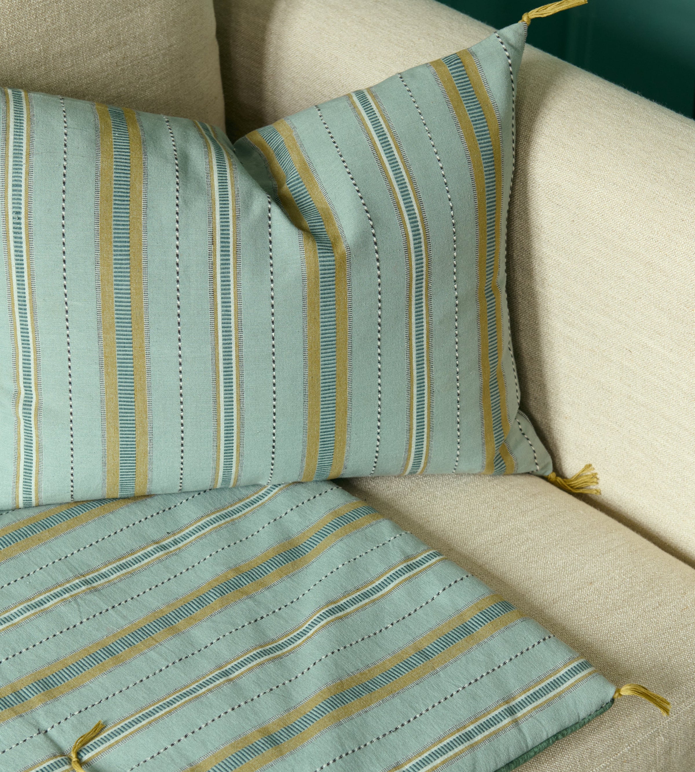 Housse de coussin en coton Noely à rayures en teinte bleue Celeste