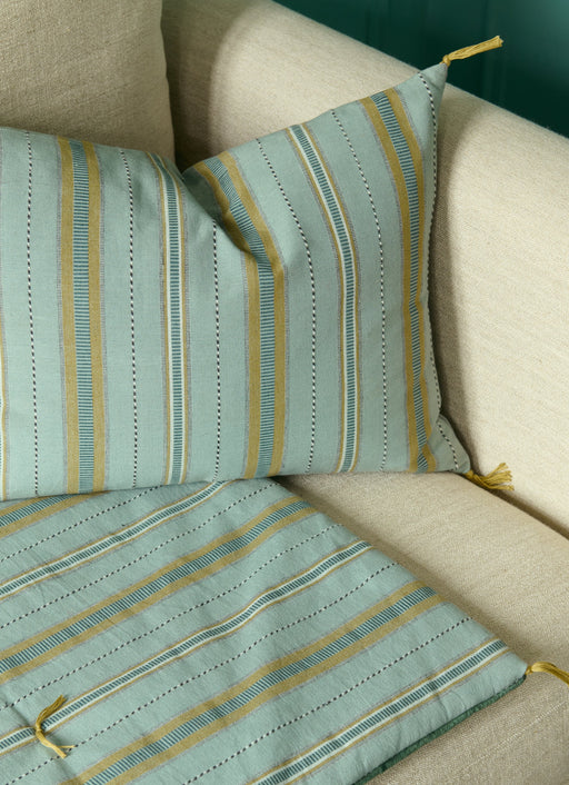 Housse de coussin en coton Noely à rayures en teinte bleue Celeste