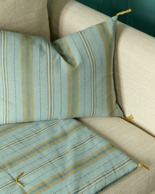 Housse de coussin en coton Noely à rayures en teinte bleue Celeste