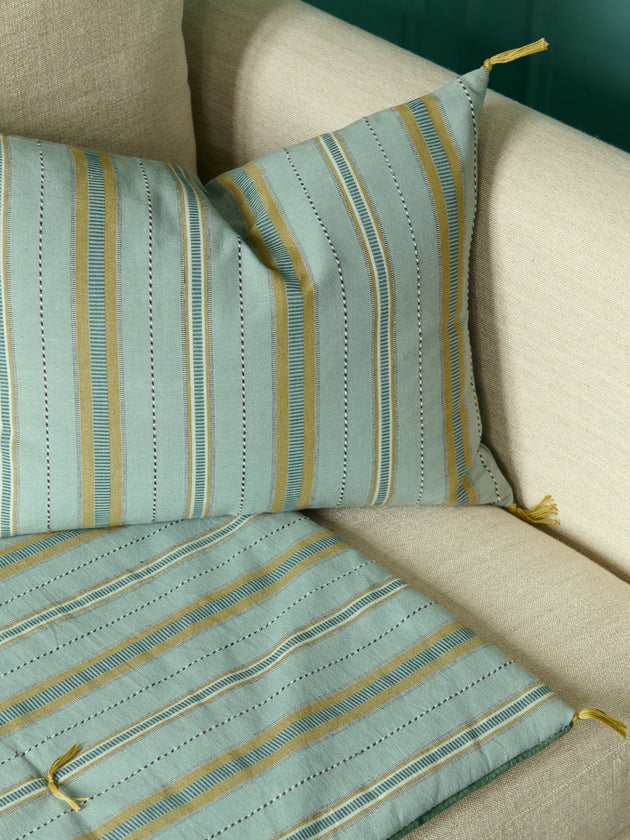 Housse de coussin en coton Noely à rayures en teinte bleue Celeste