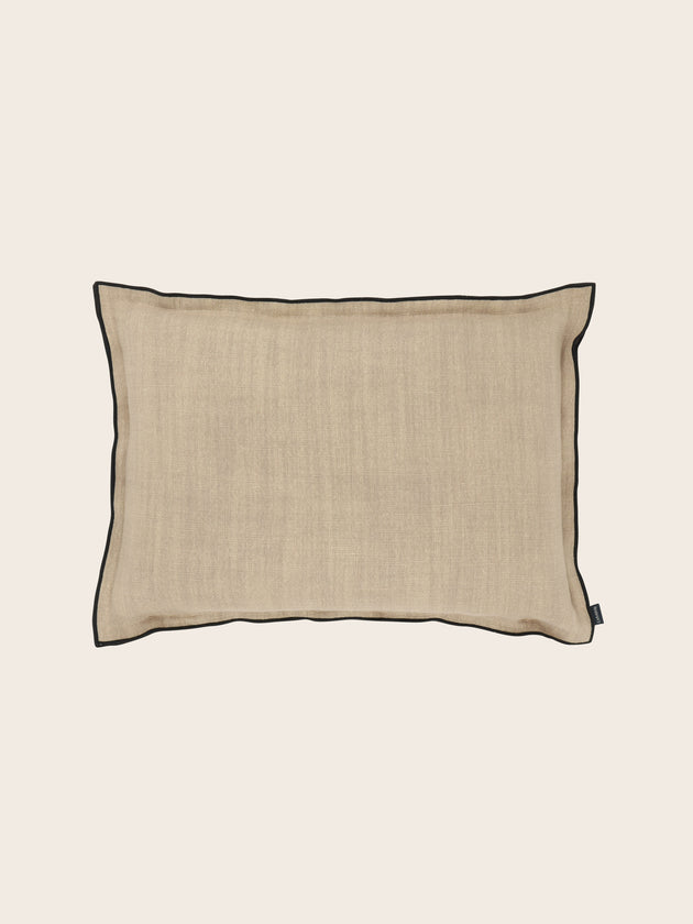 Coussin carré avec bords plumes en polyester bordeaux 45x45cm Coussin carré avec bords plumes en polyester bordeaux 45x45cm