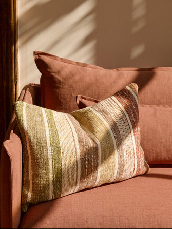 Housse de coussin en coton, lin et viscose Siroko à rayures douces.