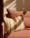 Housse de coussin en coton, lin et viscose Siroko à rayures douces.