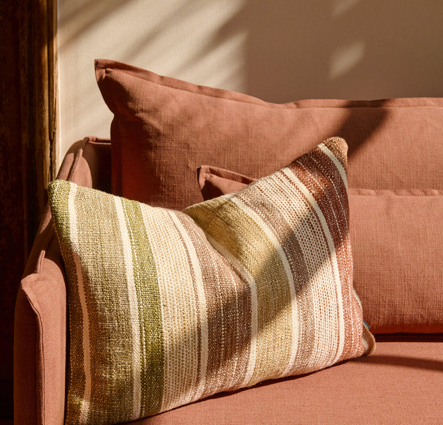 Housse de coussin en coton, lin et viscose Siroko à rayures douces.