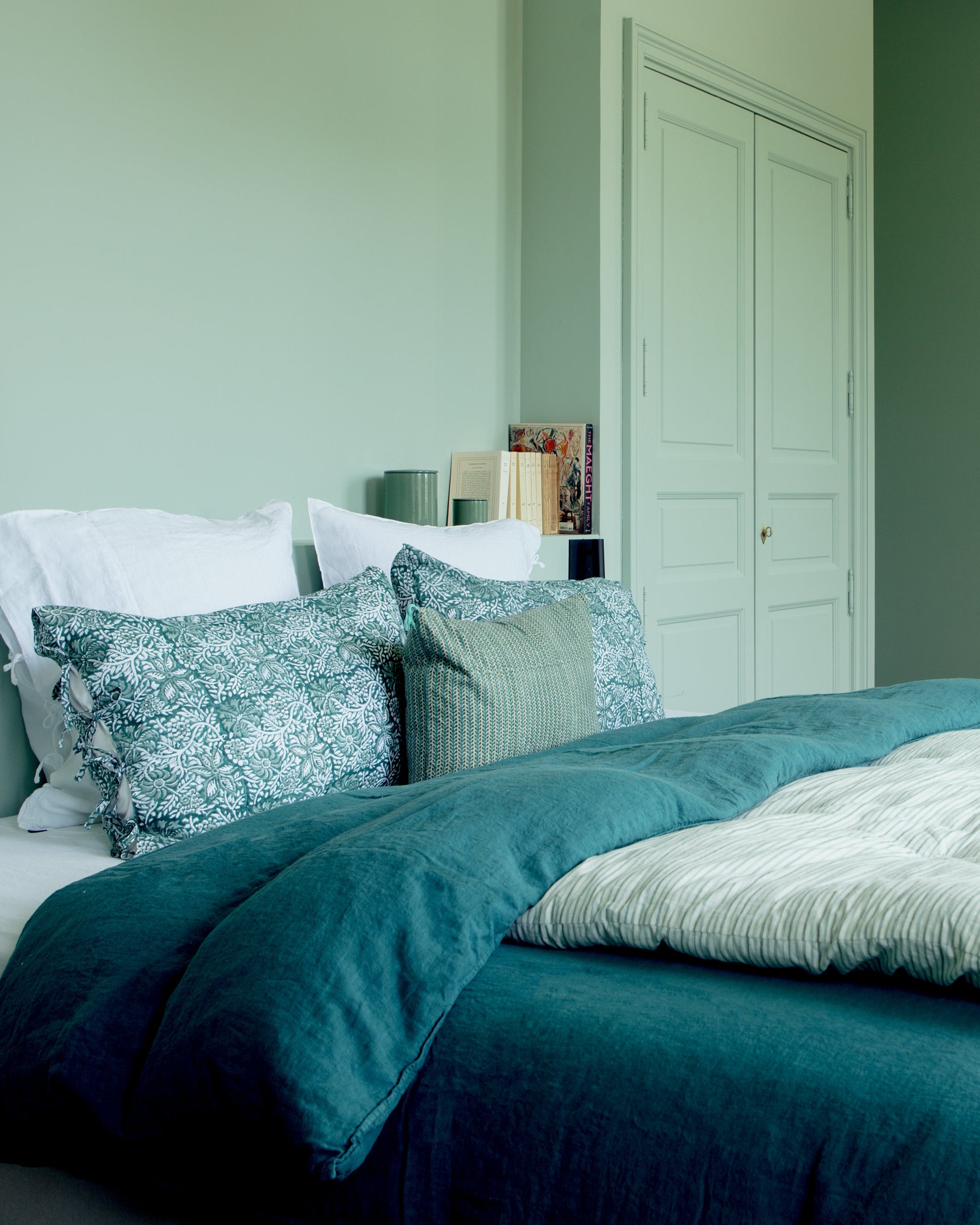 Chambre bleue avec du linge de lit Selena en lin lavé et une courtepointe en bout de lit