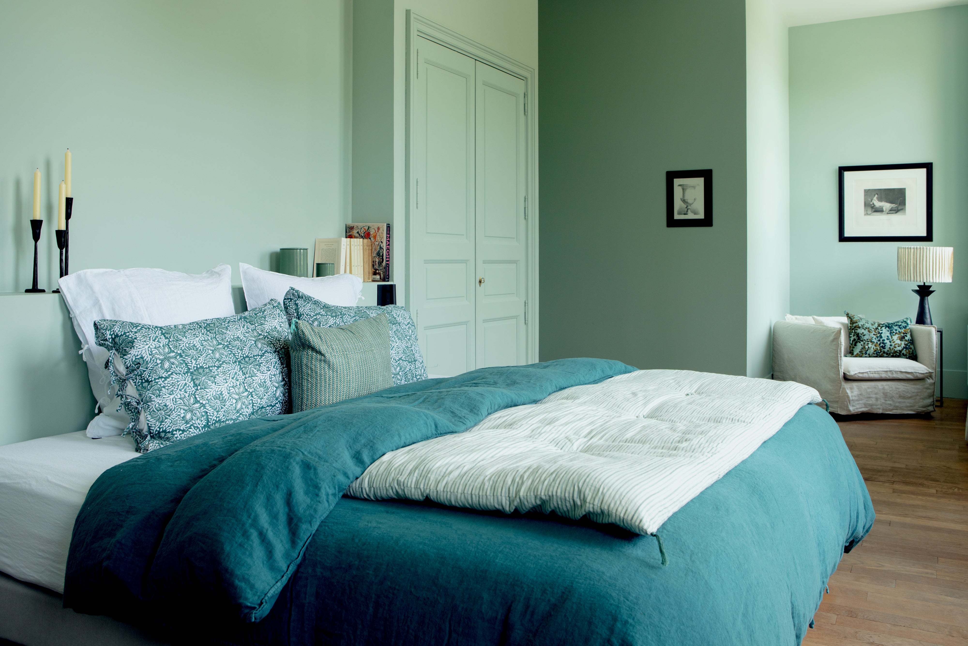 Chambre bleue avec du linge de lit Selena en lin lavé et une courtepointe en bout de lit
