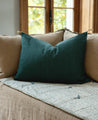 Housse de coussin Luni élégante en lin teinte Colvert avec pompons
