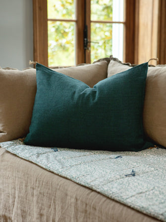 Housse de coussin Luni élégante en lin teinte Colvert avec pompons