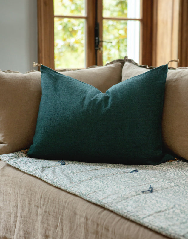 Housse de coussin Luni élégante en lin teinte Colvert avec pompons