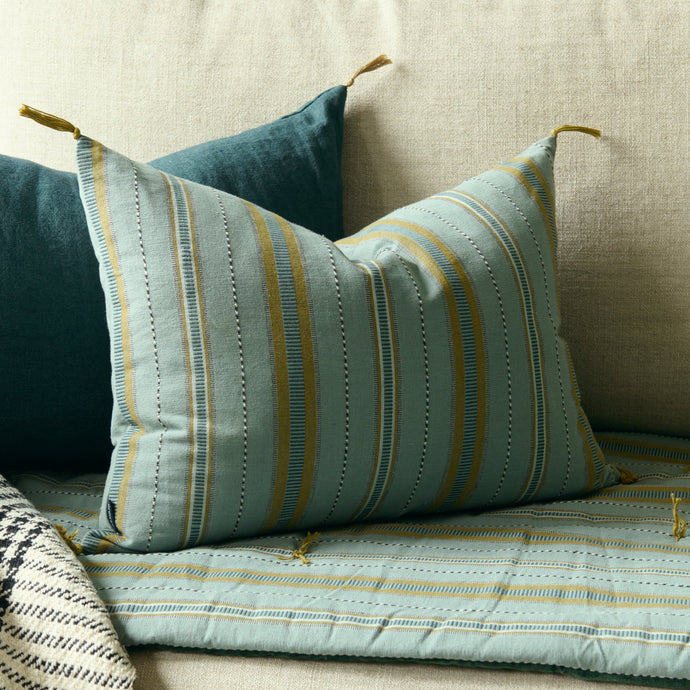 Housse de coussin Noely à rayures avec les pompons signature Caravane aux coins