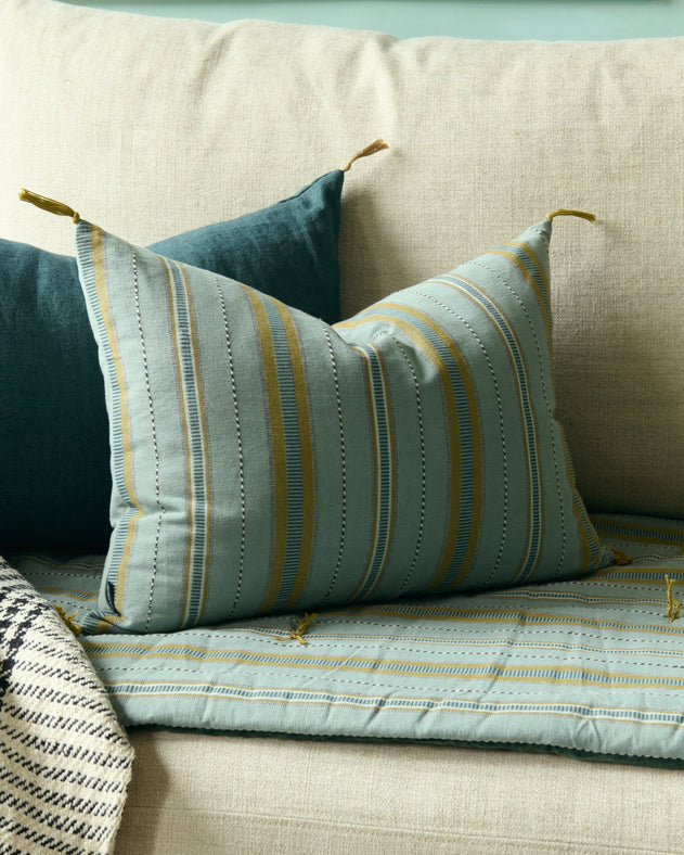 Housse de coussin Noely à rayures avec les pompons signature Caravane aux coins