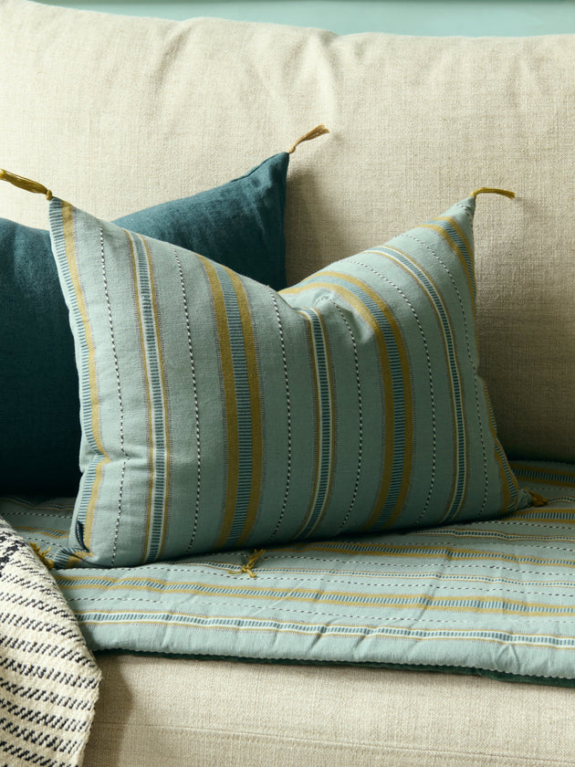 Housse de coussin Noely à rayures avec les pompons signature Caravane aux coins