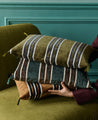 Trois housses de coussin Tempo en velours en coloris Cobalt, Havane et Laurier. 