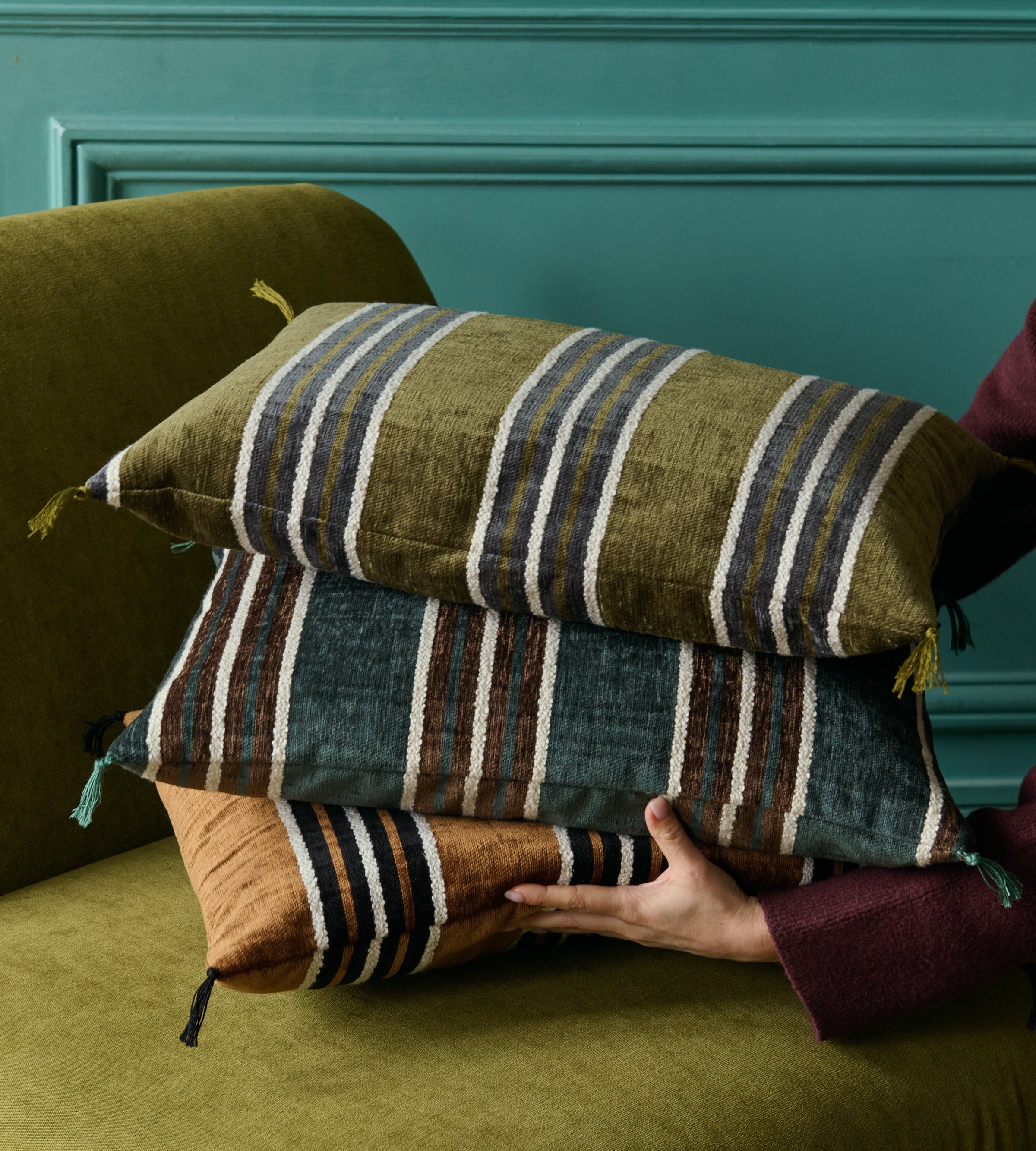 Trois housses de coussin Tempo en velours en coloris Cobalt, Havane et Laurier. 