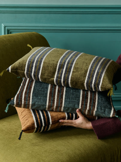 Trois housses de coussin Tempo en velours en coloris Cobalt, Havane et Laurier. 