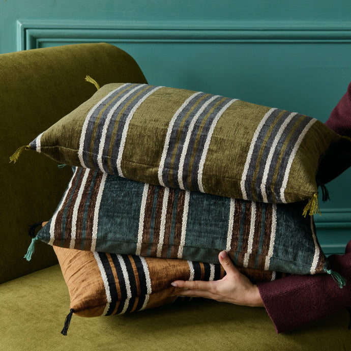 Trois housses de coussin Tempo en velours en coloris Cobalt, Havane et Laurier. 