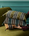 Trois housses de coussin Tempo en velours en coloris Cobalt, Havane et Laurier. 