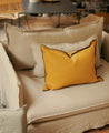 Housse de coussin Maya couleur Curcuma avec bourdon noir sur le contour