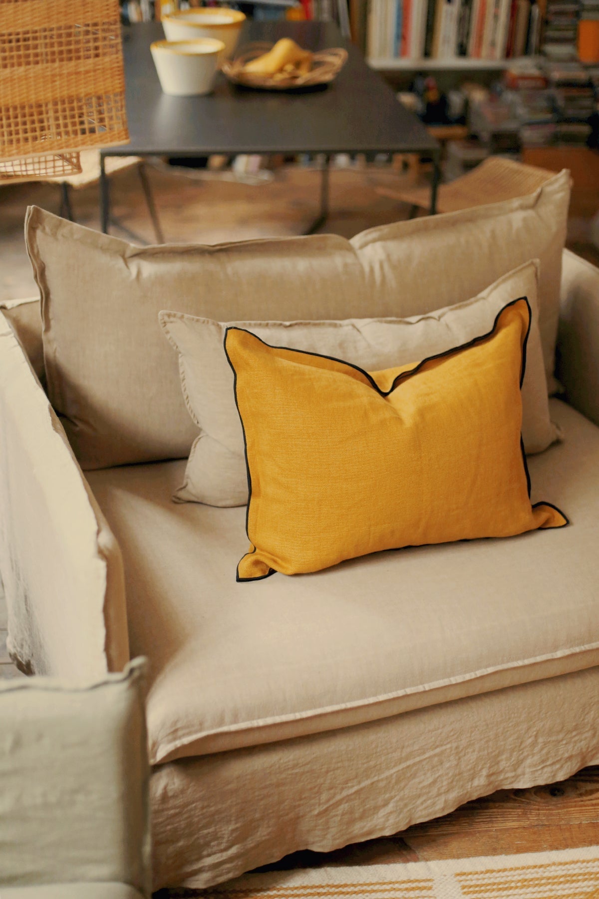 Housse de coussin Maya couleur Curcuma avec bourdon noir sur le contour