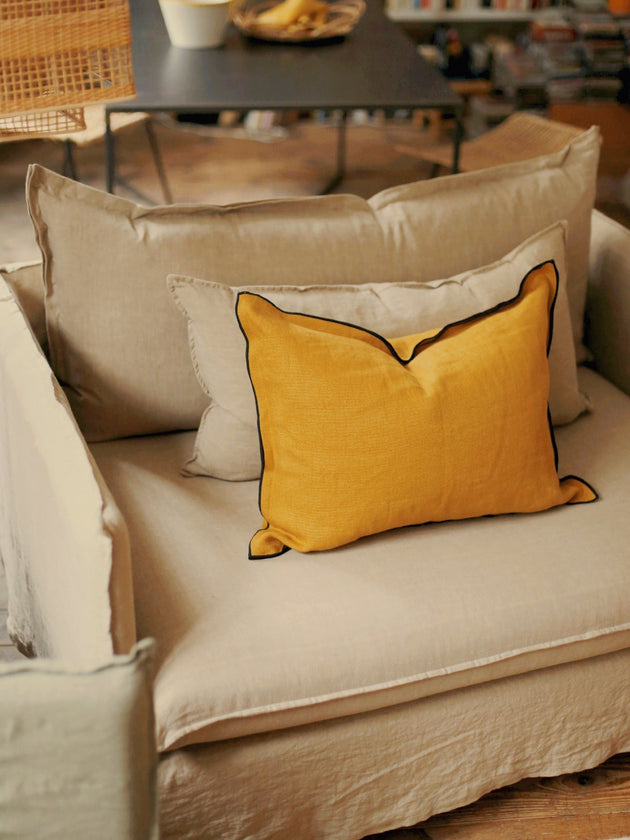 Housse de coussin Maya couleur Curcuma avec bourdon noir sur le contour