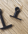 Accessoires noir en acier pour poser votre tringle à rideaux