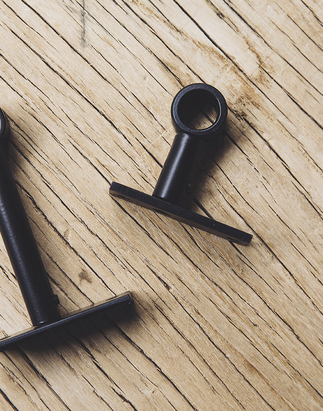 Accessoires noir en acier pour poser votre tringle à rideaux