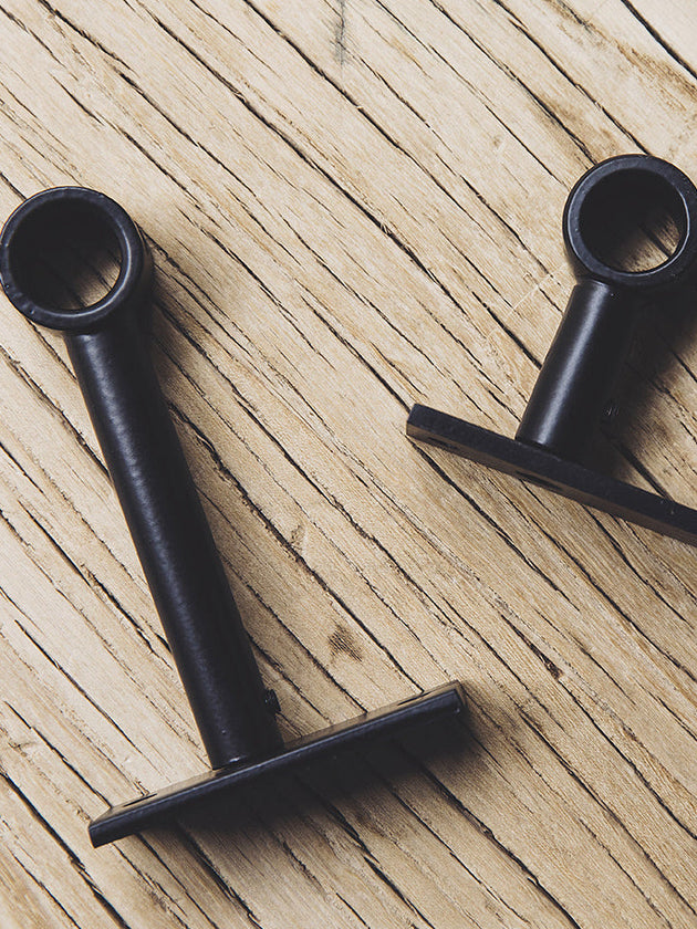 Accessoires noir en acier pour poser votre tringle à rideaux