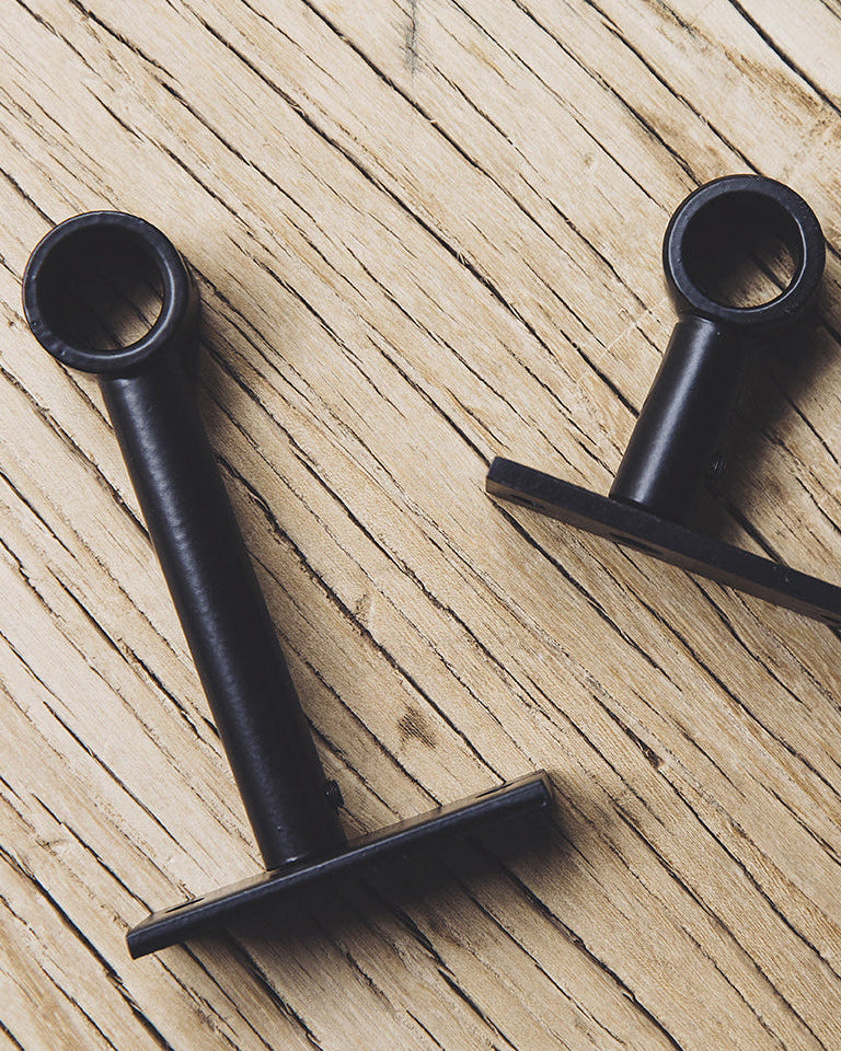 Accessoires noir en acier pour poser votre tringle à rideaux