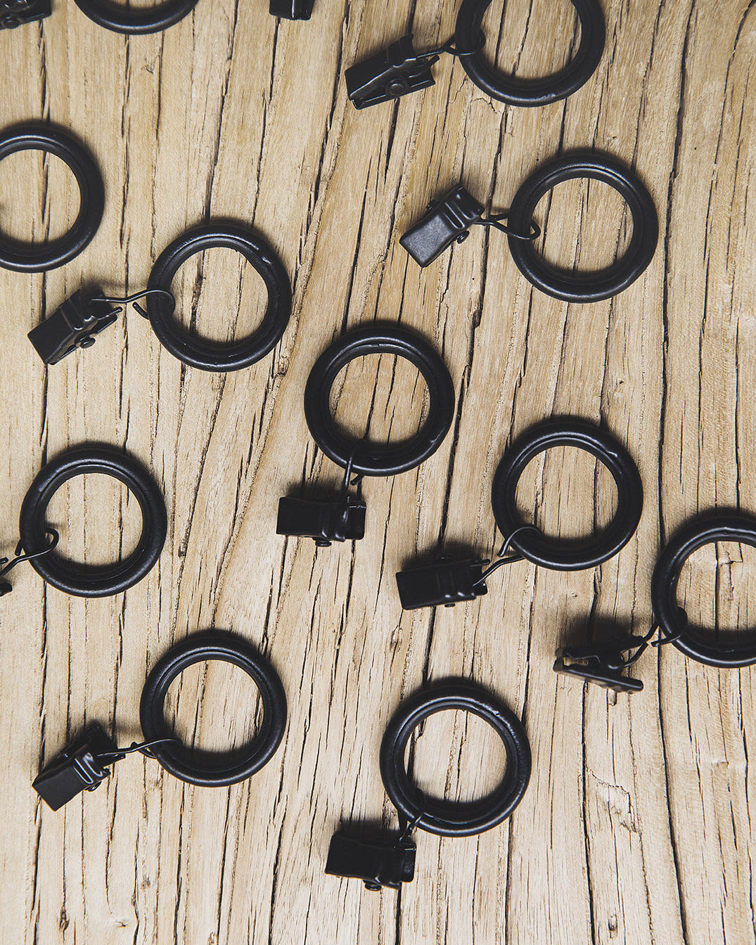 Anneaux-pinces noirs pour accrocher des rideaux sur une tringle