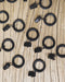 Anneaux-pinces noirs pour accrocher des rideaux sur une tringle
