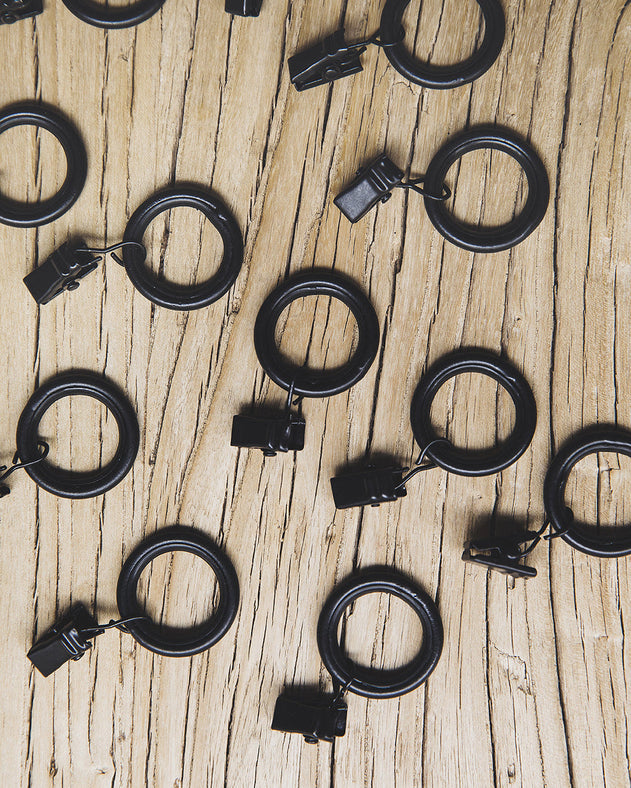 Anneaux-pinces noirs pour accrocher des rideaux sur une tringle