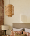 La suspension lumineuse Ilam en métal effet tressage dans une chambre 