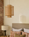 La suspension lumineuse Ilam en métal effet tressage dans une chambre 