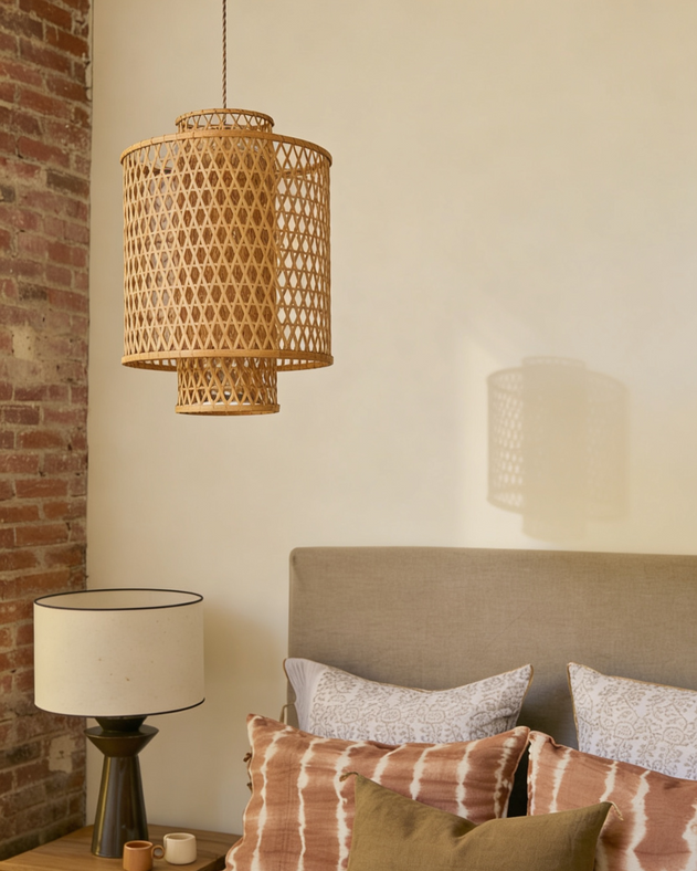 La suspension lumineuse Ilam en métal effet tressage dans une chambre 