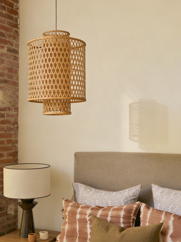La suspension lumineuse Ilam en métal effet tressage dans une chambre 