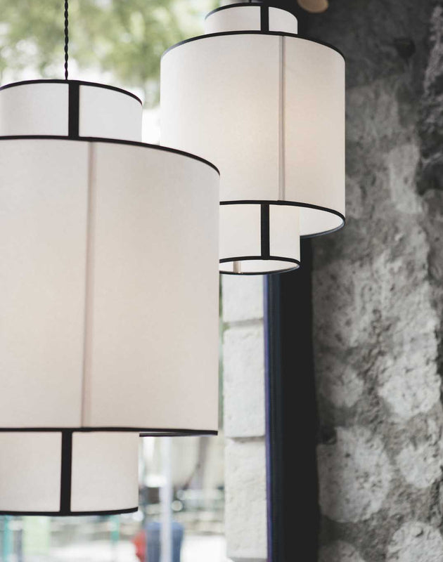 Suspension Ilam en papier blanc et contours noirs