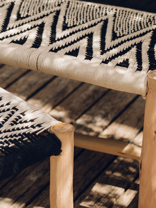 Banc blanc et noir ou bout de lit tressé en coton et bois d'eucalyptus