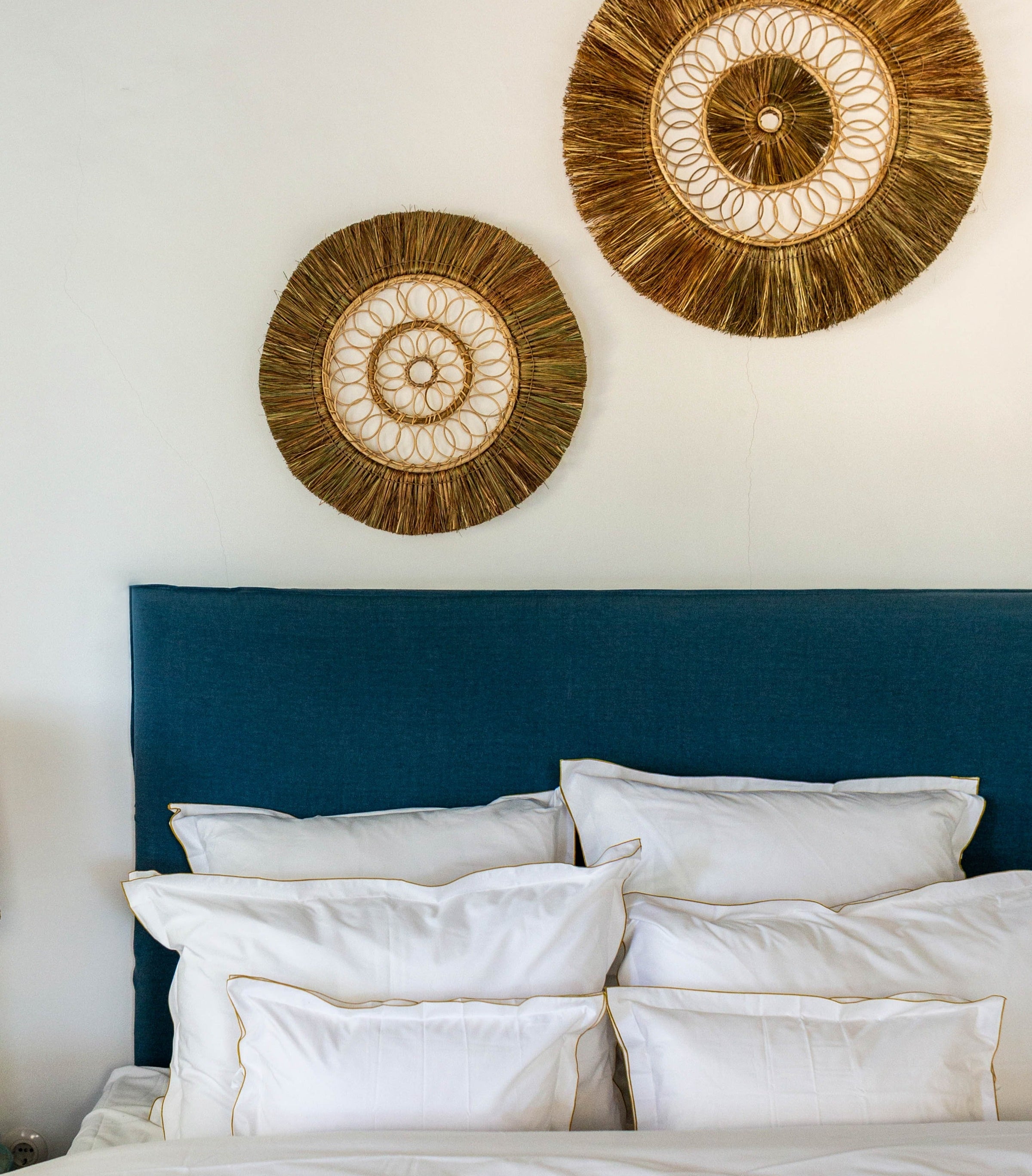 Literie : linge de lit en percale de coton bio blanc avec une surpiqure jaune