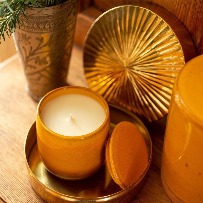 Bougie parfumée en cire végétale et minérale dans son pot en terracotta