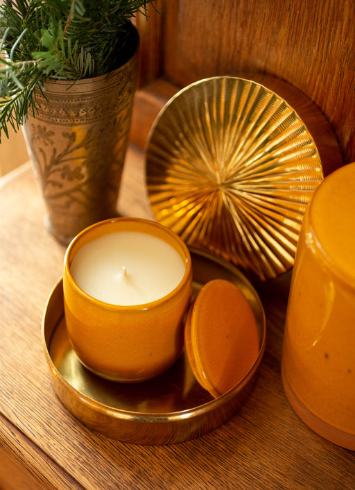 Bougie parfumée en cire végétale et minérale dans son pot en terracotta