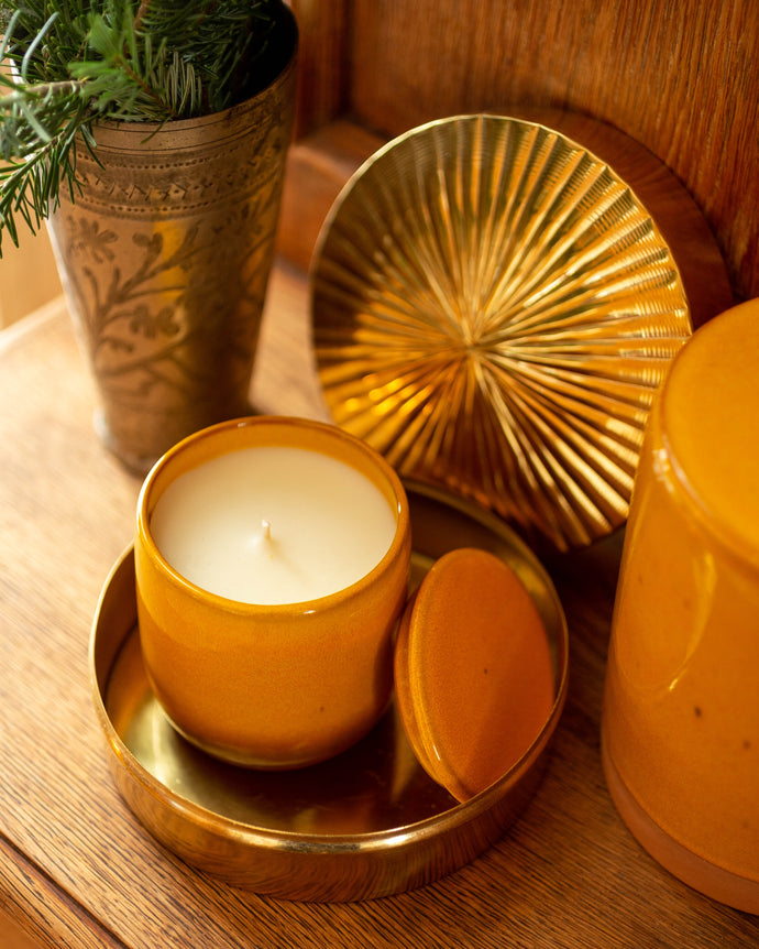 Bougie parfumée en cire végétale et minérale dans son pot en terracotta