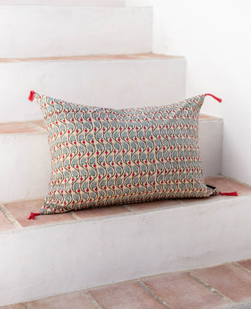 Housse de coussin avec pompoms motif végétaux