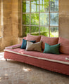 Grand divan Calife avec sa multitude de coussin et ses coussins d'accoudoirs