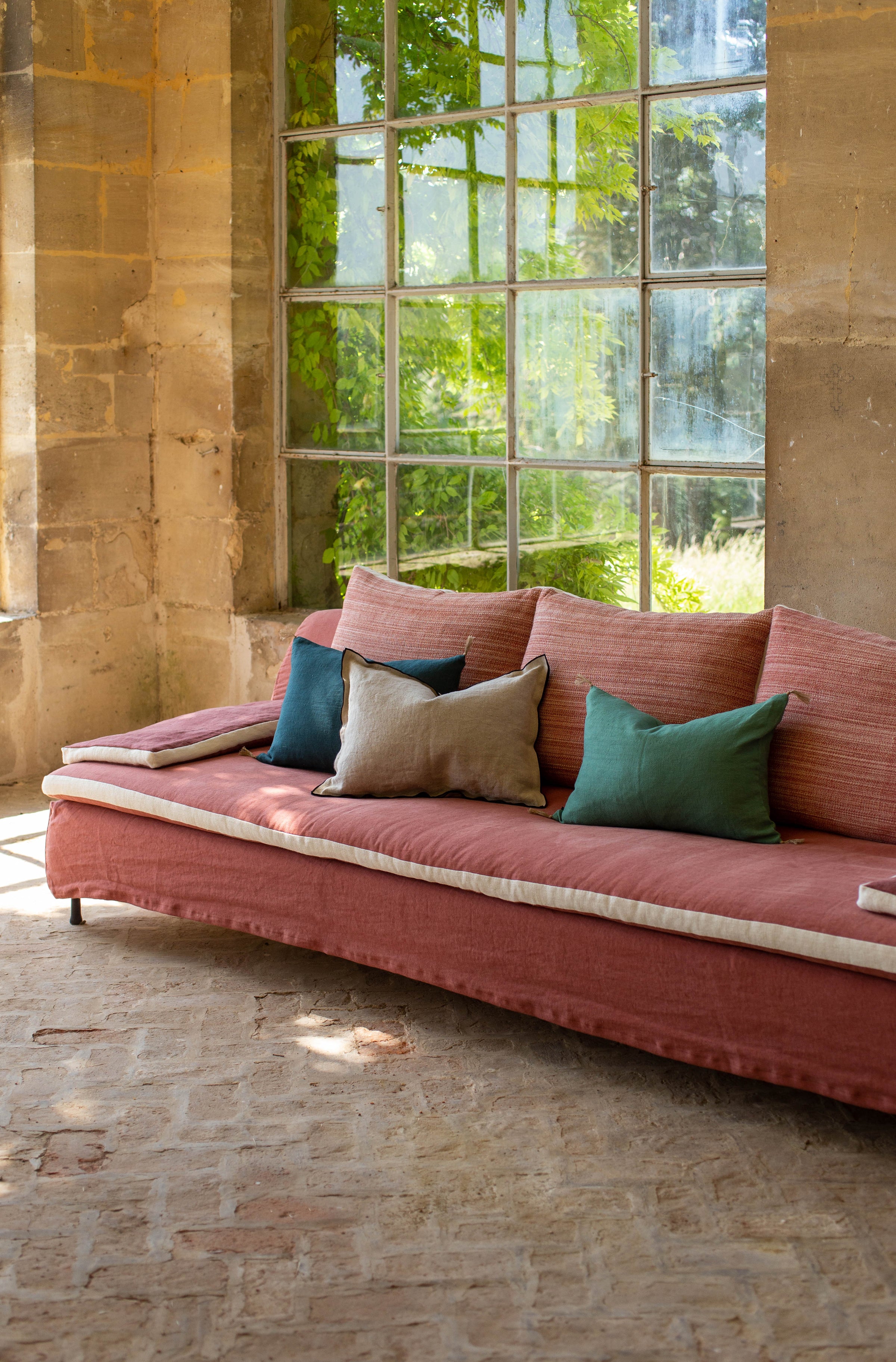 Grand divan Calife avec sa multitude de coussin et ses coussins d'accoudoirs