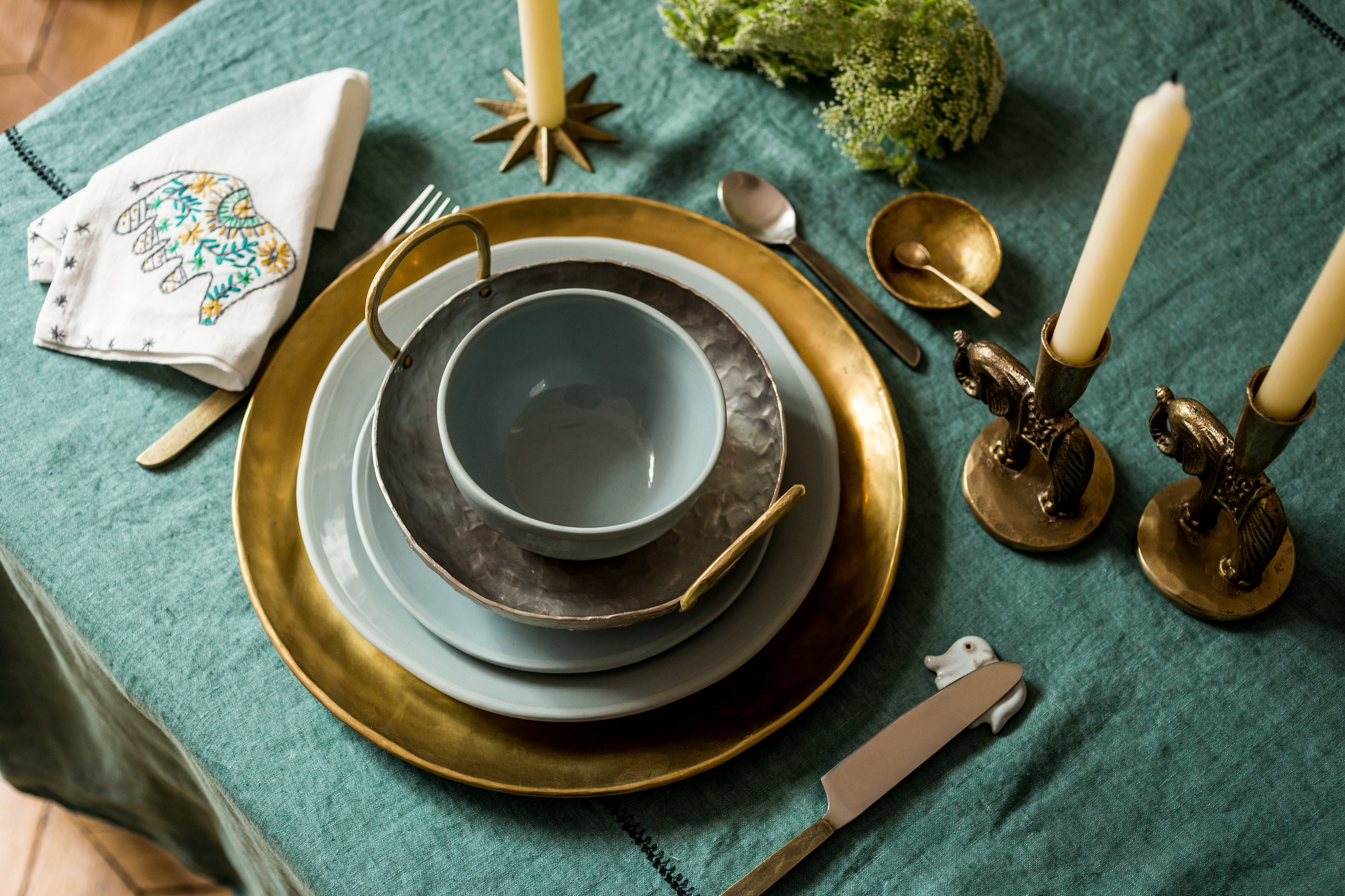 Table doré pour les fêtes avec bougeoir pour chandelle